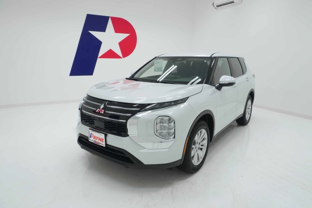 2026 Mitsubishi Outlander ES's photo