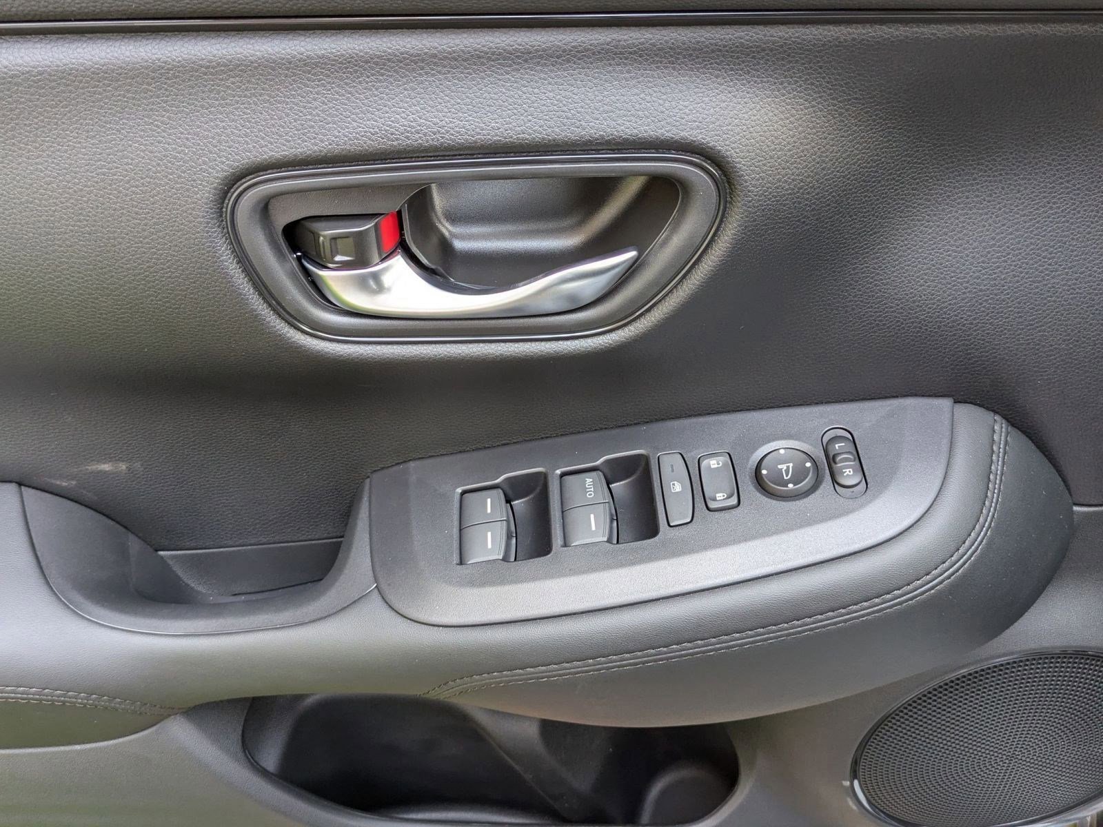 2026 Honda HR-V LX photo 9