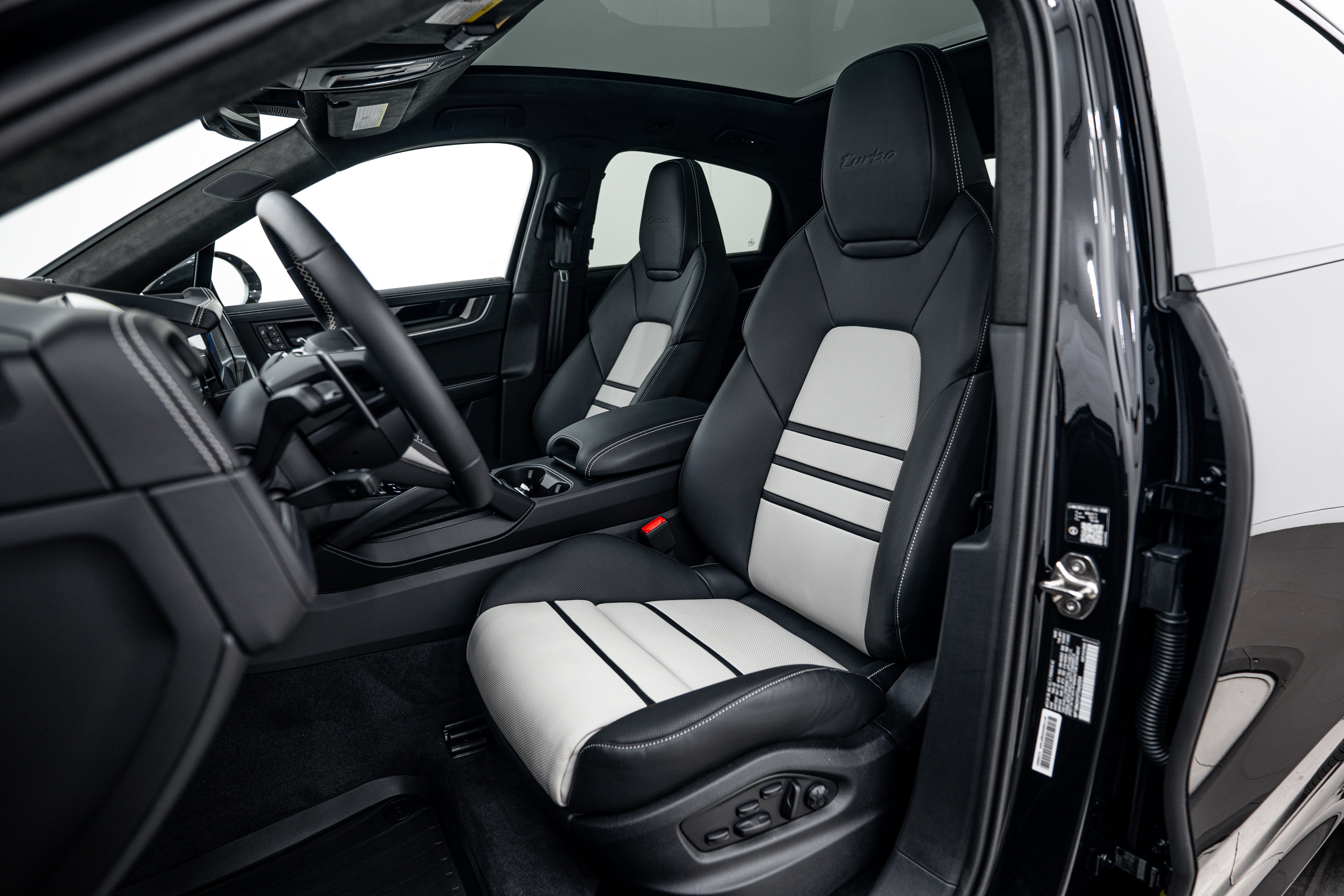 2026 Porsche Cayenne Turbo E-Hybrid Coupe photo 2