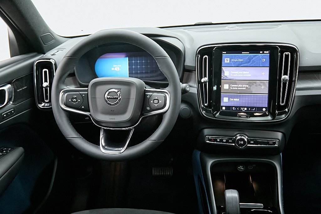 2023 VOLVO XC40 - Image 24