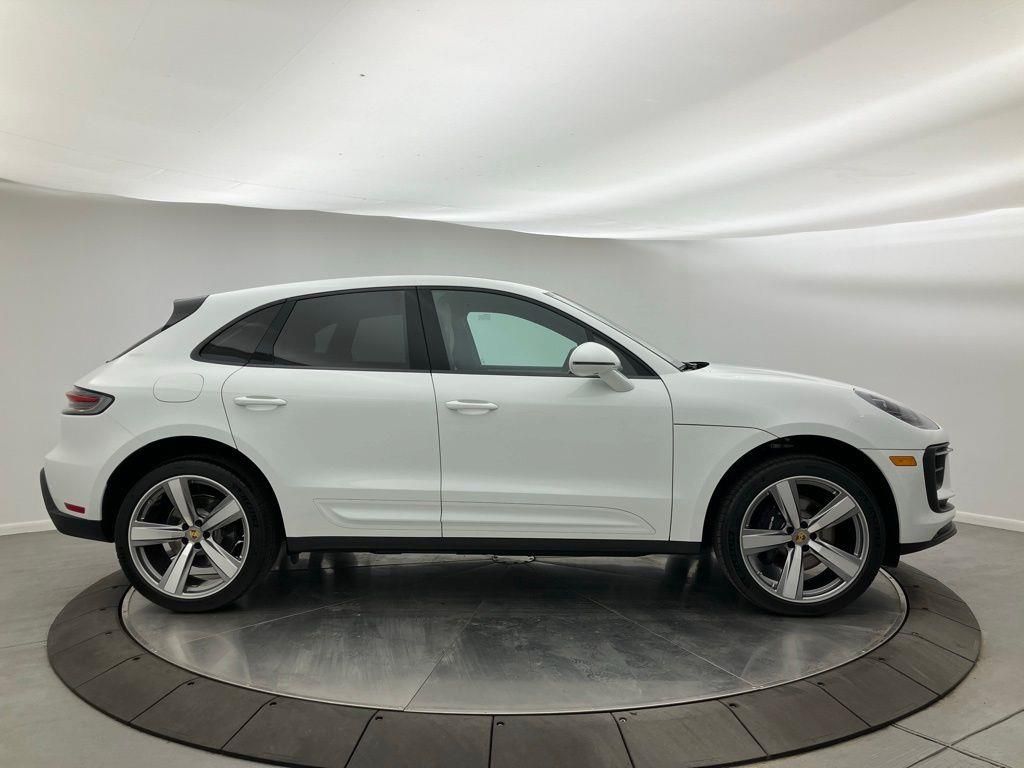 2025 Porsche Macan T photo 7