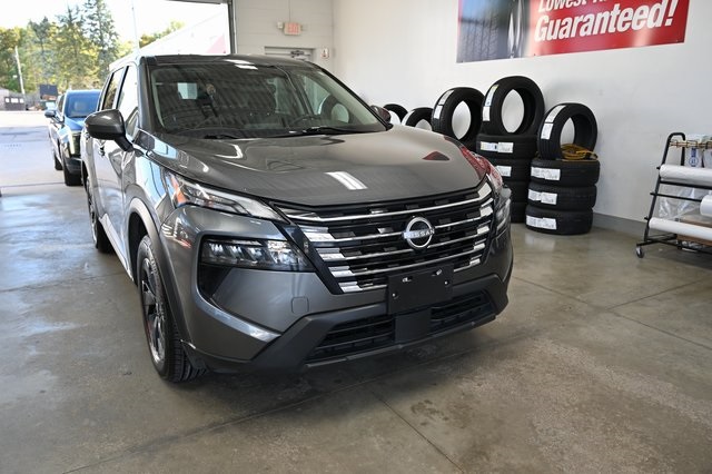 2024 Nissan Rogue SV photo 2