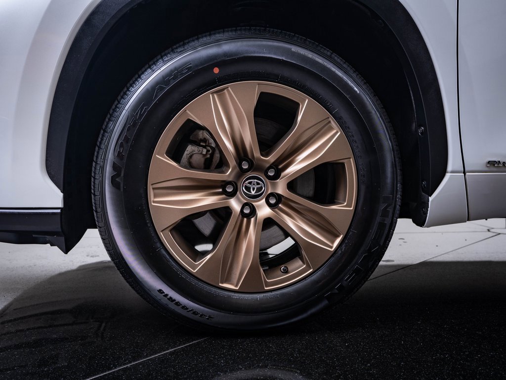 2022 Toyota Highlander Hybrid Bronze Edition photo 16