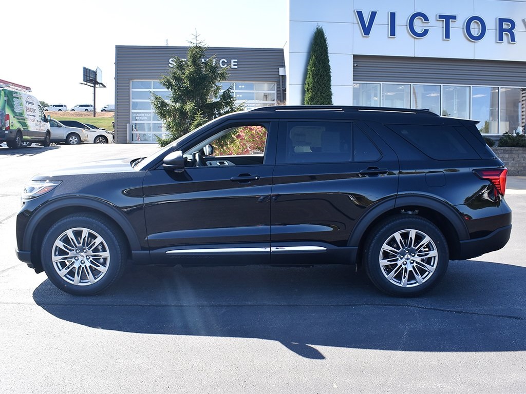 2025 Ford Explorer photo 2