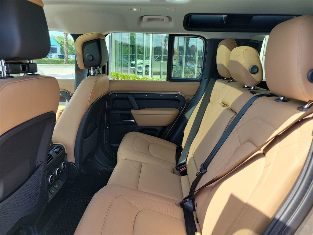 2025 Land Rover Defender 110 S photo 15