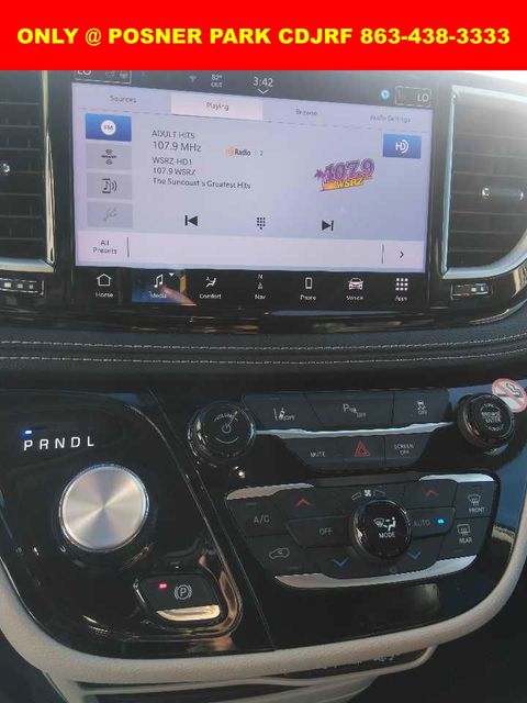 2024 Chrysler Pacifica Hybrid photo 4