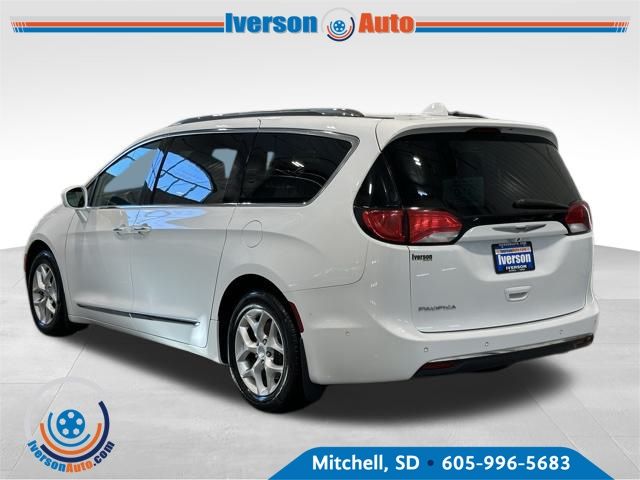 2017 Chrysler Pacifica Touring Plus photo 5