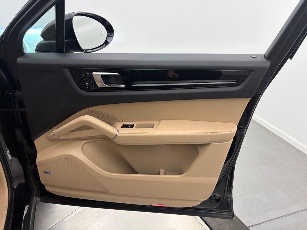 2022 Porsche Cayenne Base photo 17