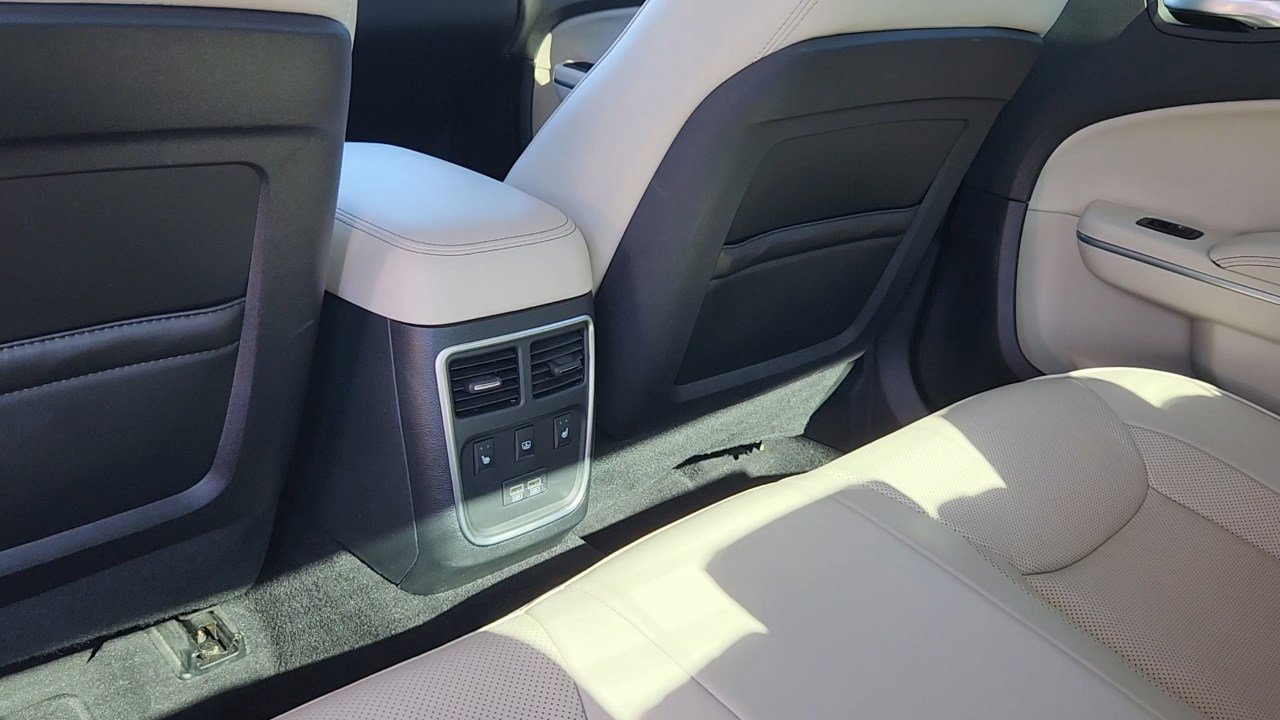 2022 Chrysler 300 Touring L photo 16