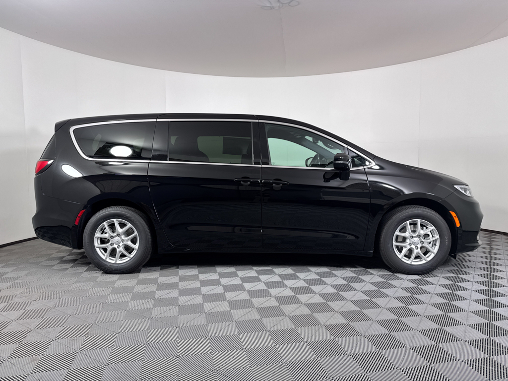 2026 Chrysler Pacifica photo 20