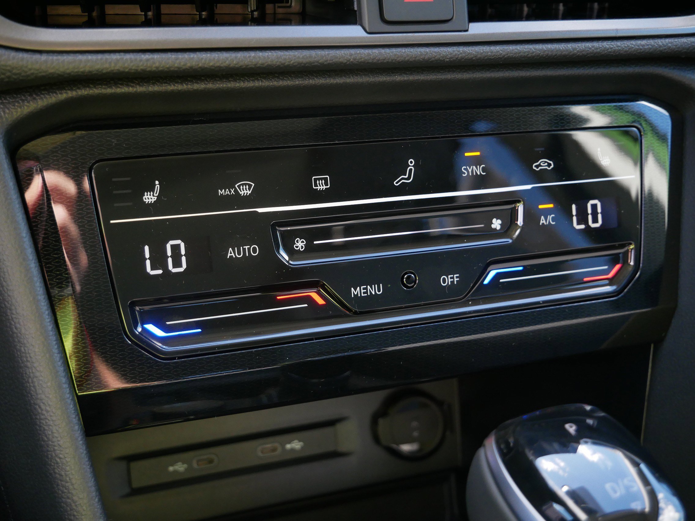 2025 Volkswagen Taos SE photo 9