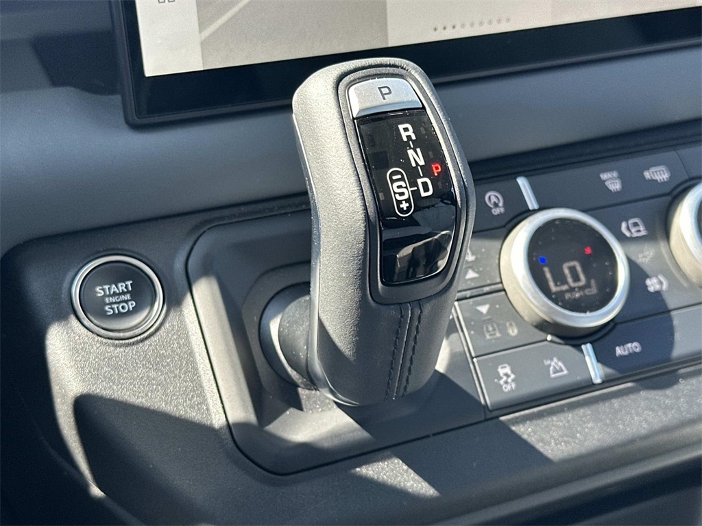 2025 Land Rover Defender 110 photo 11
