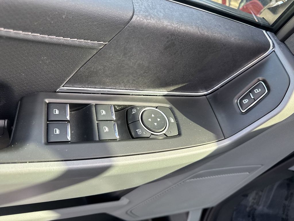 2025 Ford F-150 XLT photo 17