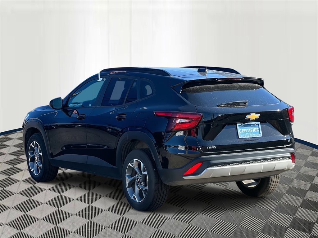 2025 Chevrolet Trax LT photo 2