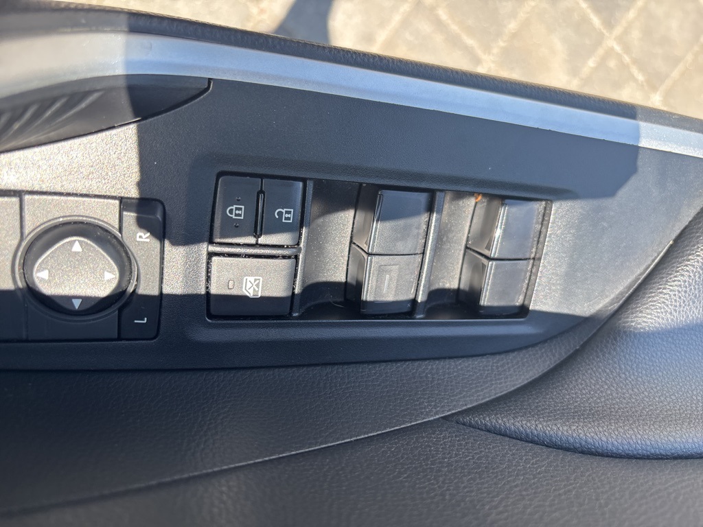 2021 Toyota RAV4 XLE photo 13