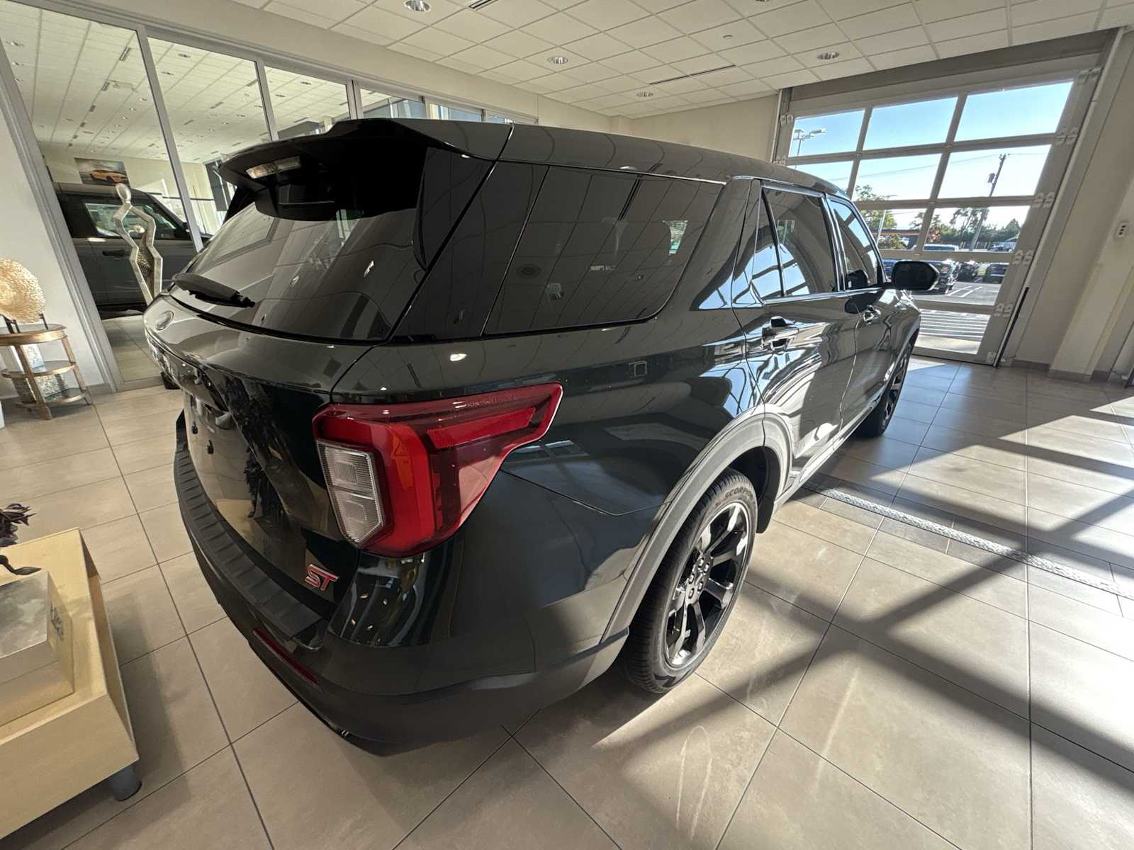 2022 Ford Explorer ST photo 3