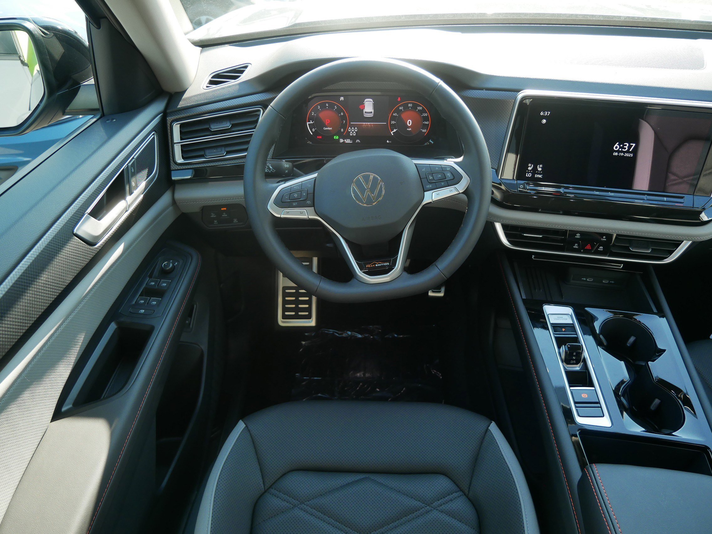 2025 Volkswagen Atlas Peak Edition SE photo 2