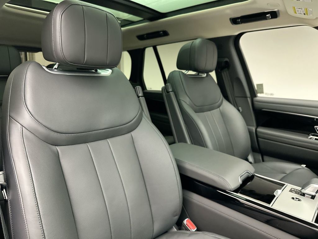 2025 Land Rover Range Rover SE photo 5