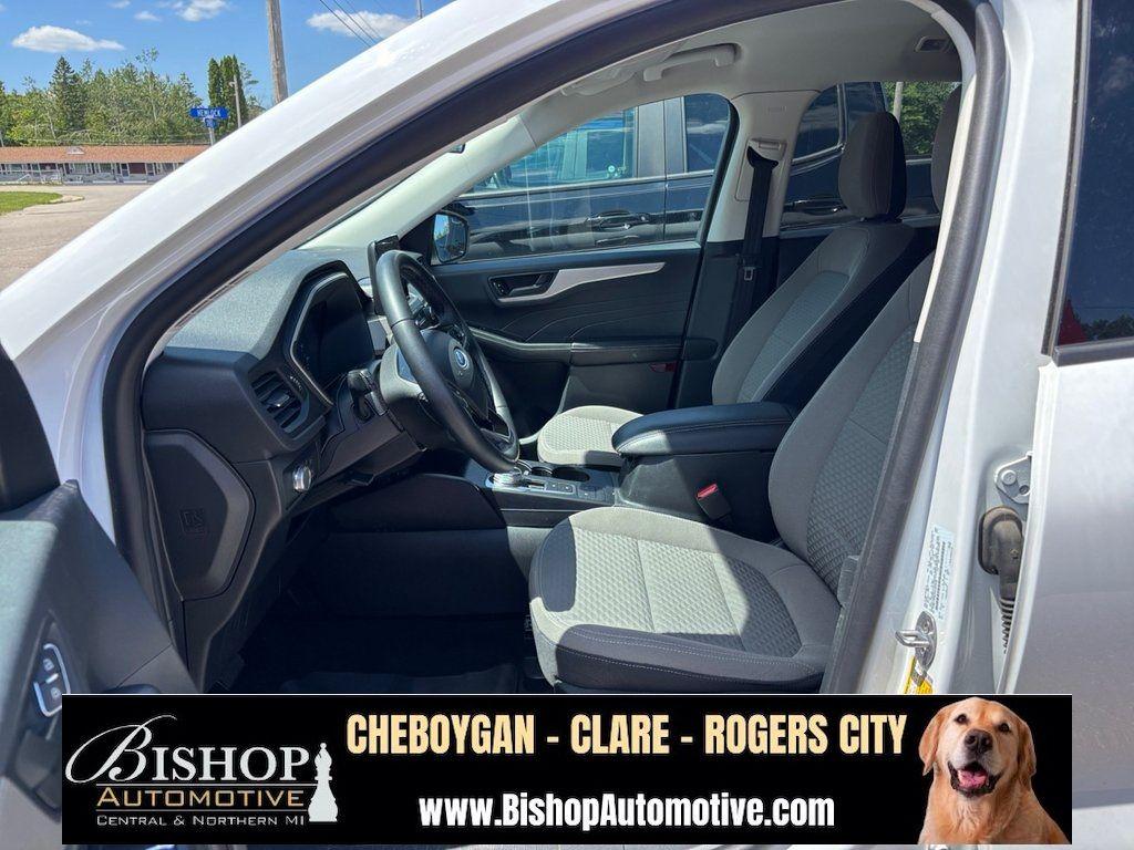 2022 Ford Escape SE photo 2