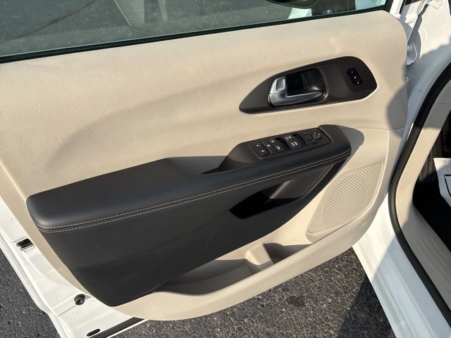2024 Chrysler Pacifica Touring L photo 16
