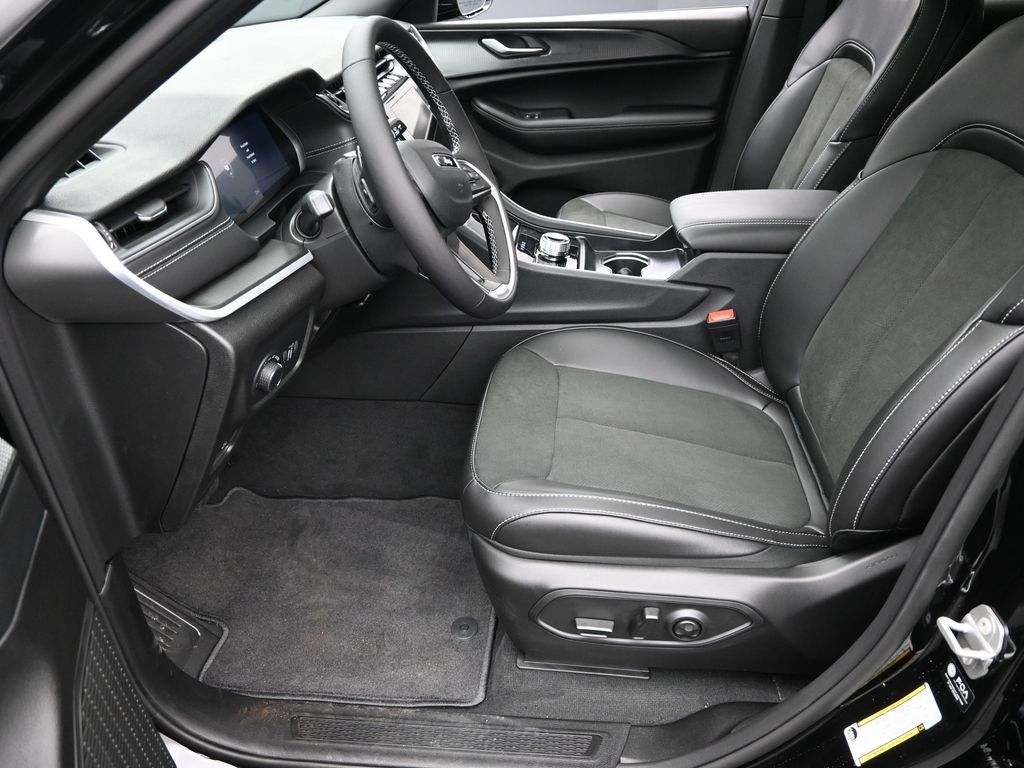 2025 Jeep Grand Cherokee Altitude X photo 12