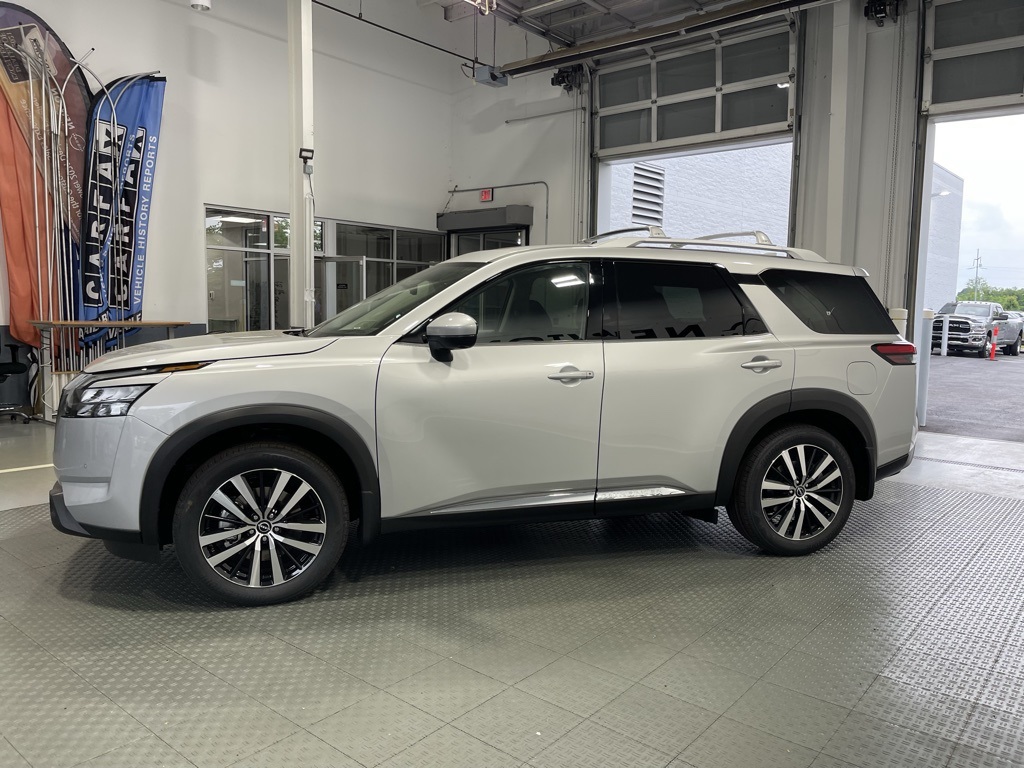 2025 Nissan Pathfinder Platinum photo 4