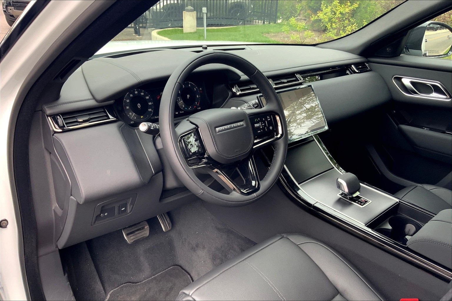 2026 Land Rover Range Rover Velar SE photo 5