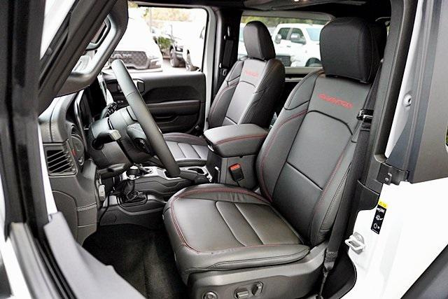 New 2025 Bright White Clear-Coat Exterior Paint Jeep Rubicon image 21