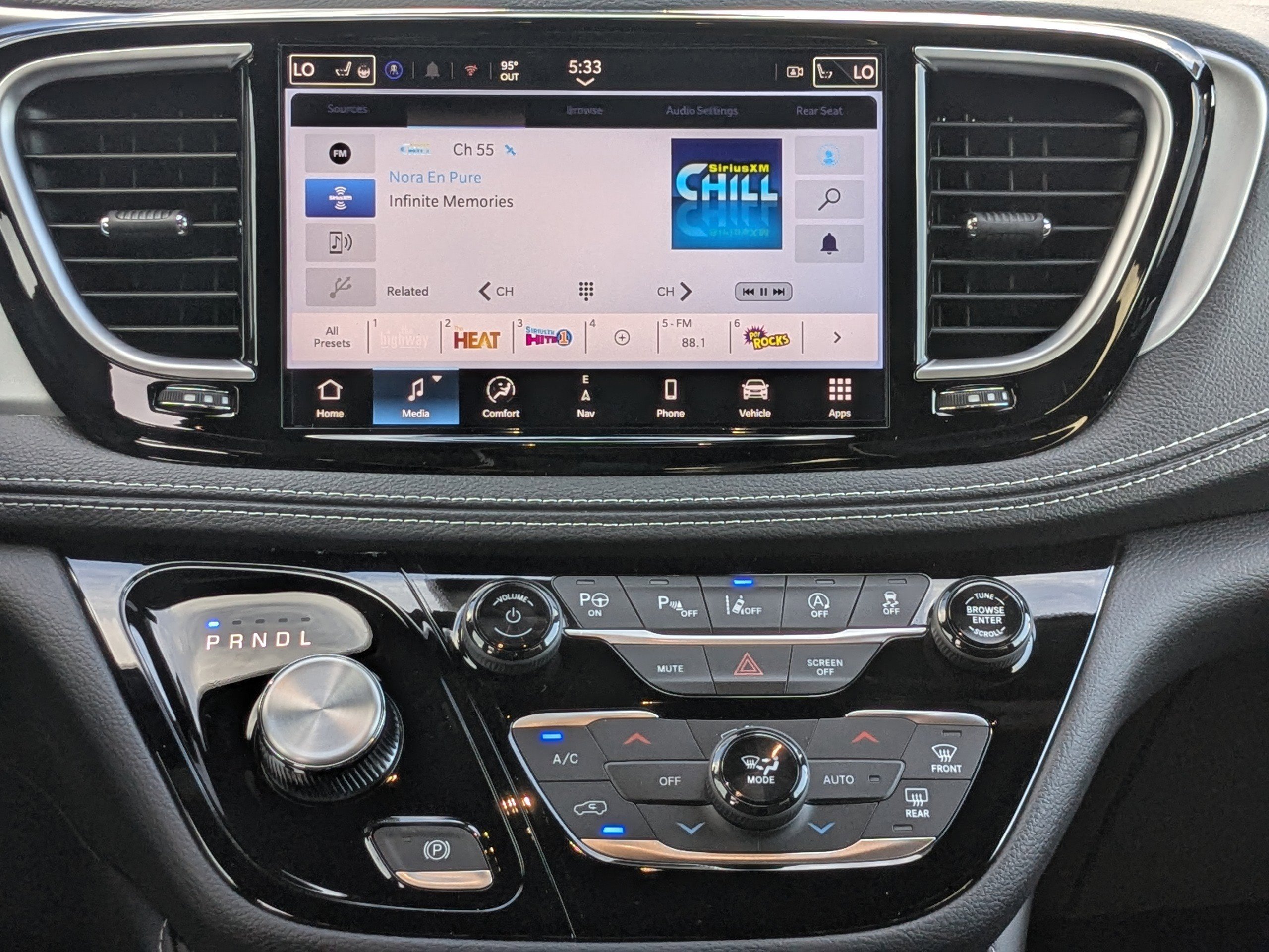 2025 Chrysler Pacifica Limited photo 13