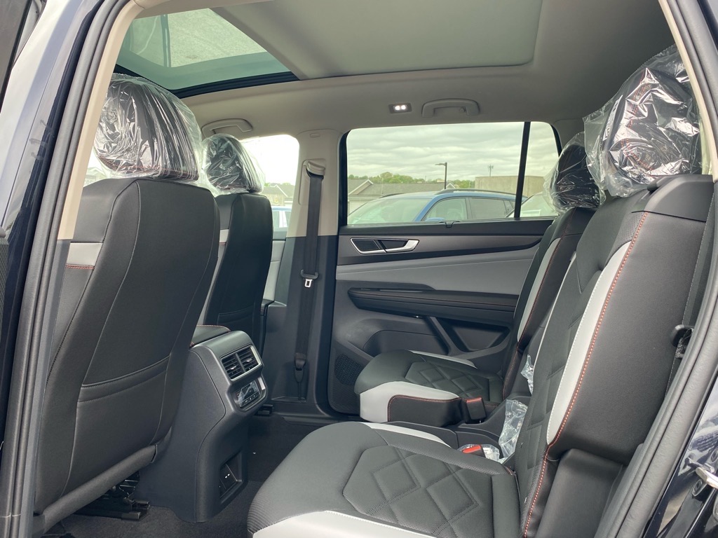 2025 Volkswagen Atlas Peak Edition SE photo 8