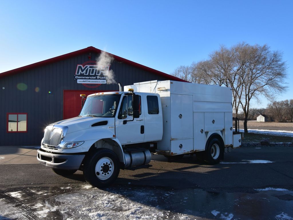 2011 International 4400 DuraStar 4400 photo 2