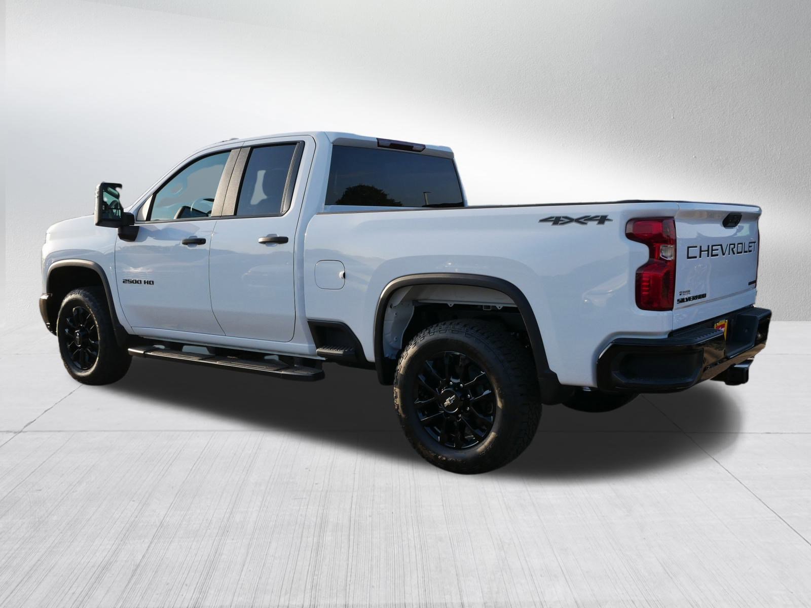 2025 Chevrolet Silverado 2500HD Custom photo 2