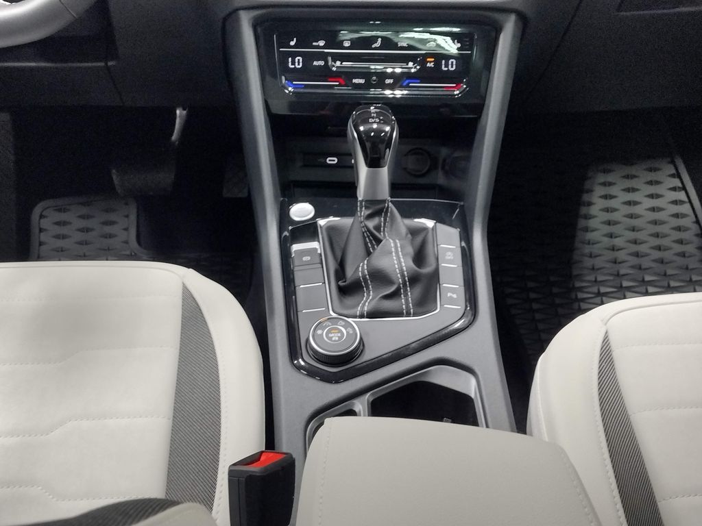 2025 Volkswagen Taos SE photo 30
