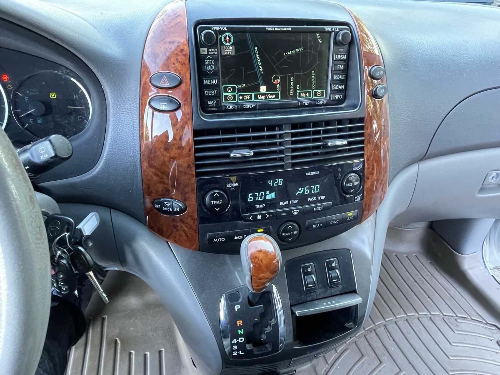 2008 Toyota Sienna XLE photo 19