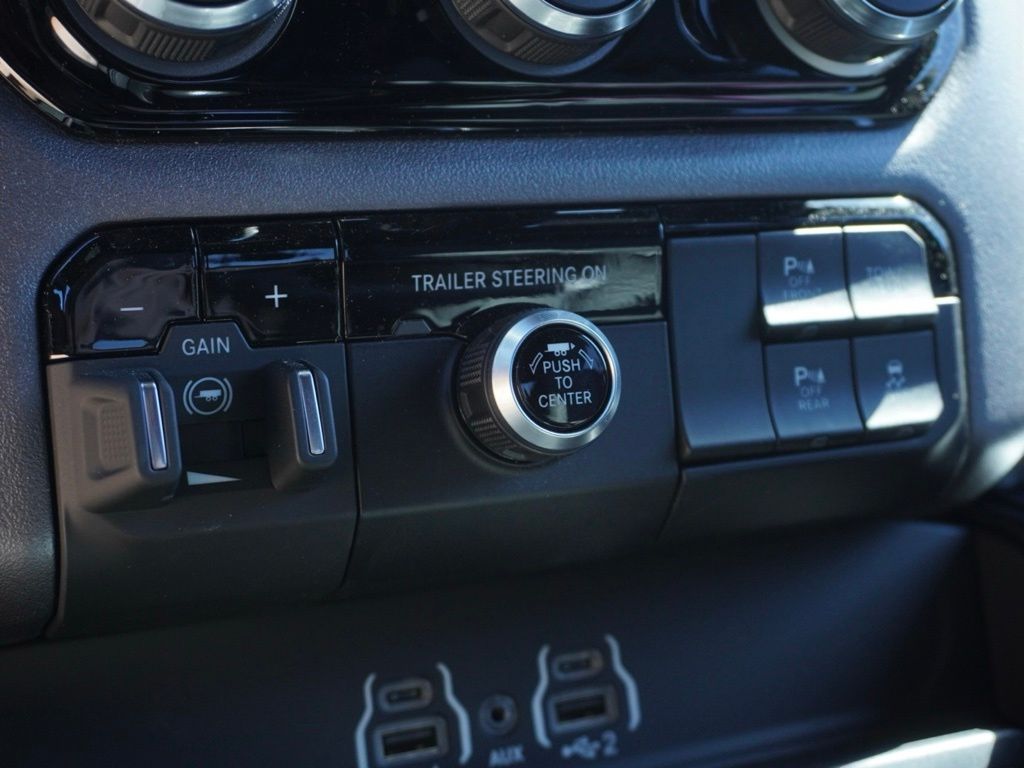 New 2025 Diamond Black Crystal Pearl-Coat Exterior Paint RAM Big Horn Sport Appearance Edition image 18