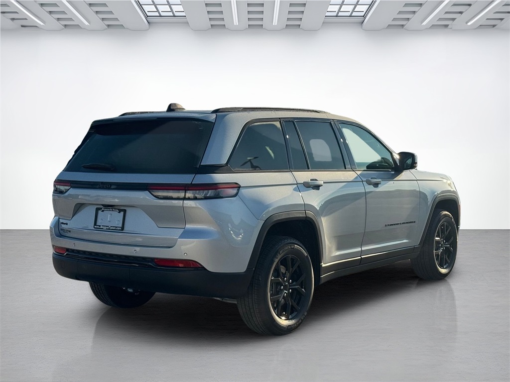 2025 Jeep Grand Cherokee Laredo Altitude photo 2
