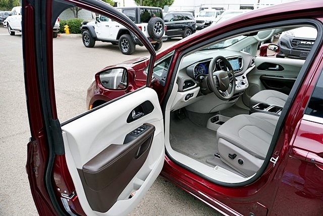 2021 Chrysler Pacifica Touring photo 35