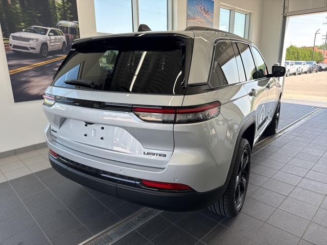 2025 Jeep Grand Cherokee Limited photo 3