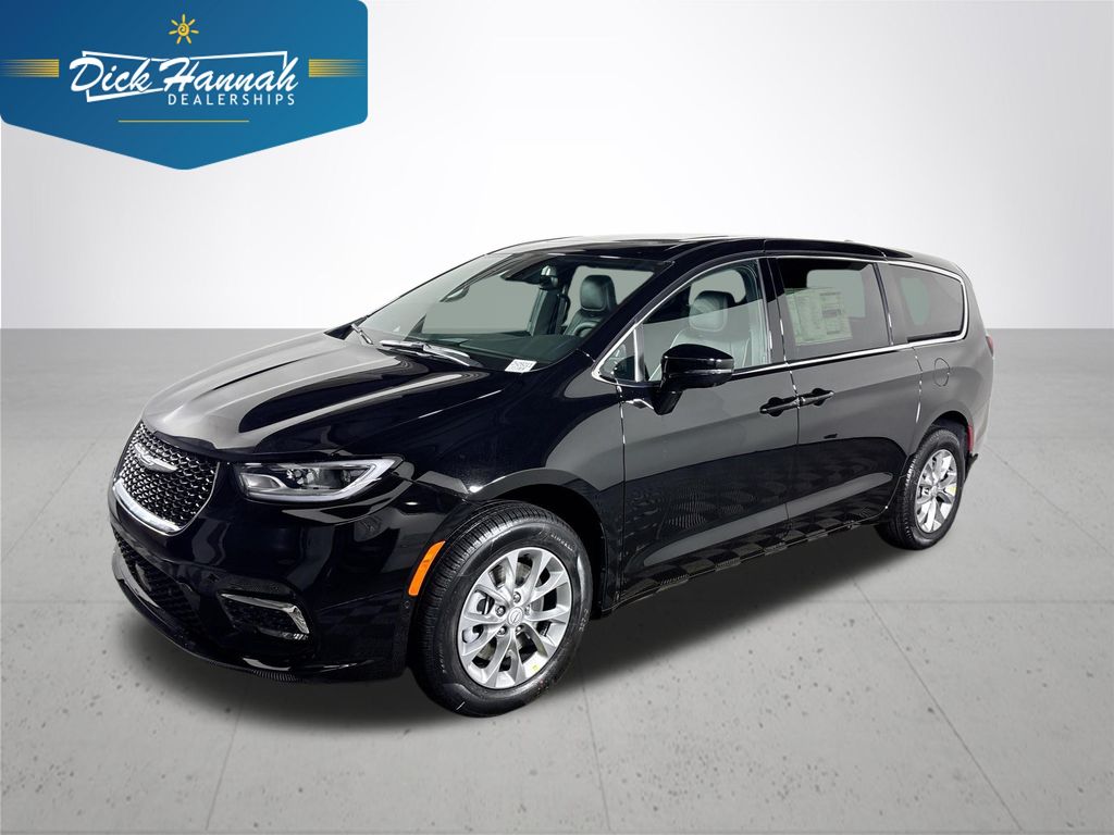 2026 Chrysler Pacifica Limited's photo