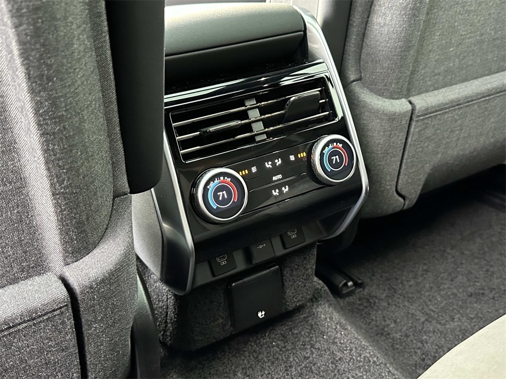 2025 Land Rover Range Rover SE photo 10