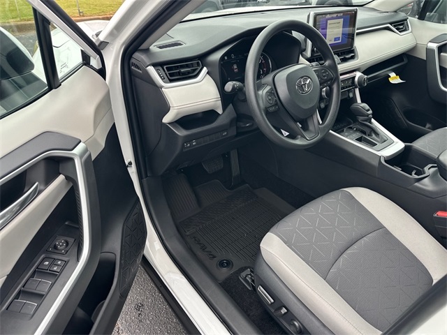 2025 Toyota RAV4 XLE photo 4