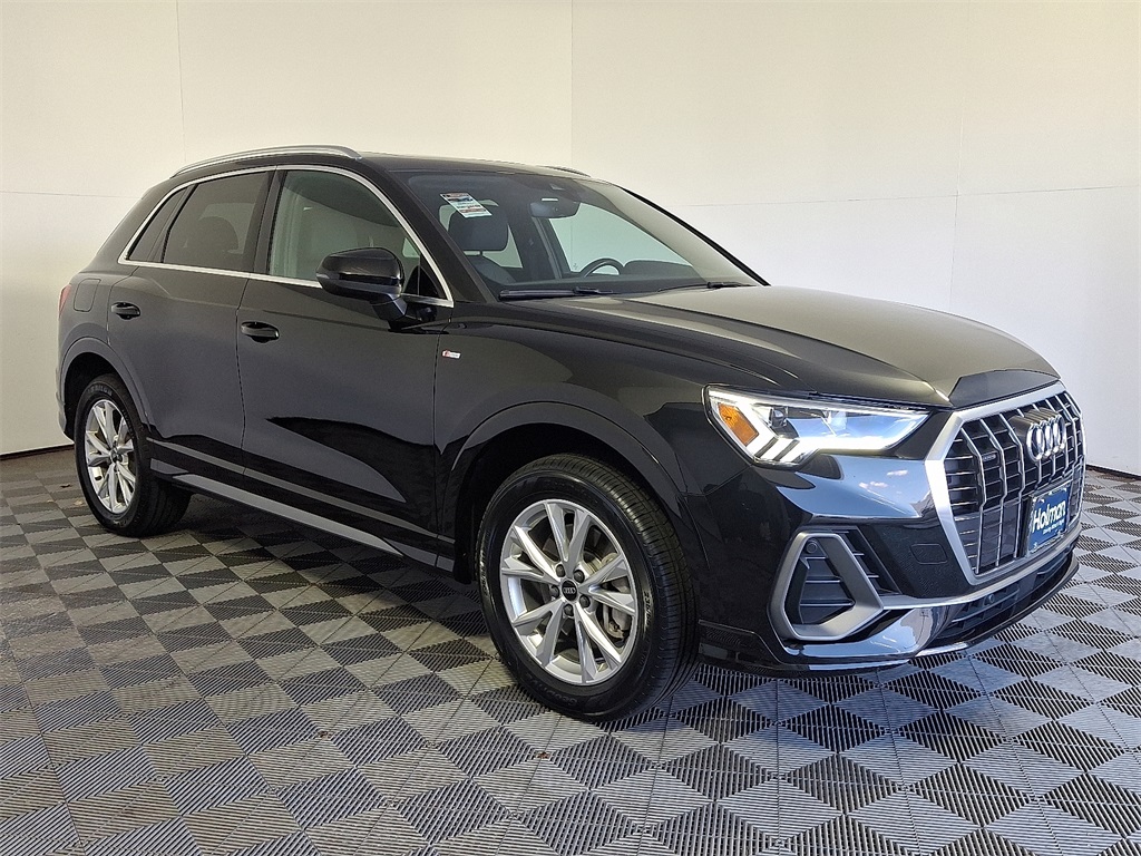 2023 Audi Q3 45 TFSI S line Premium photo 3