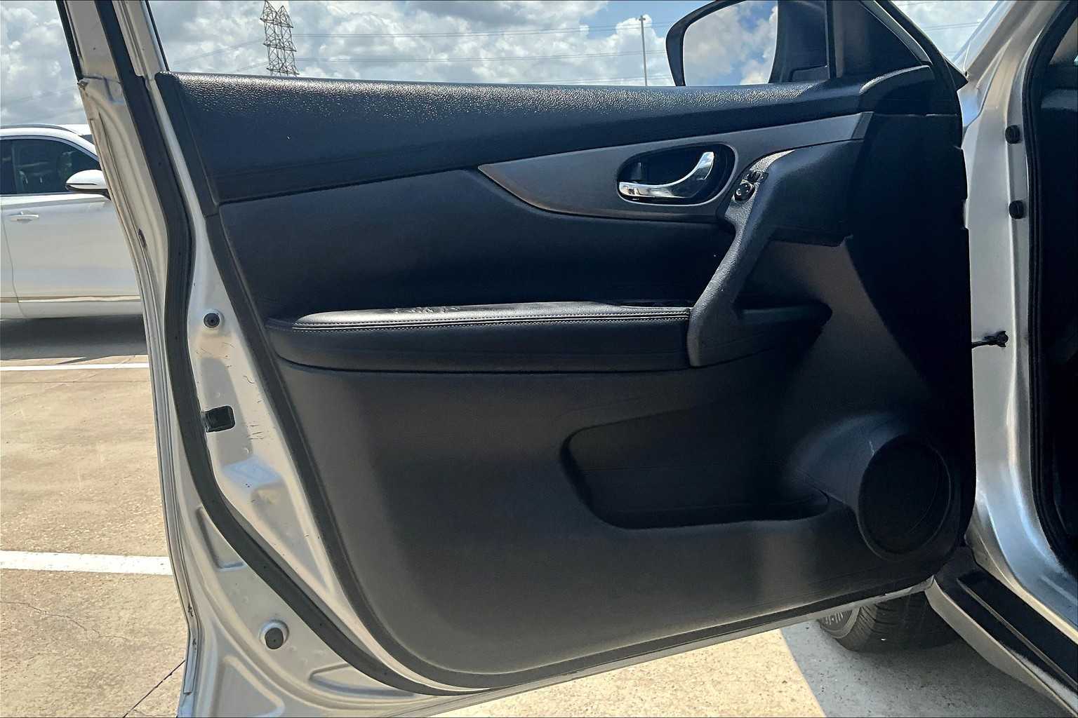 2016 Nissan Rogue SV photo 21