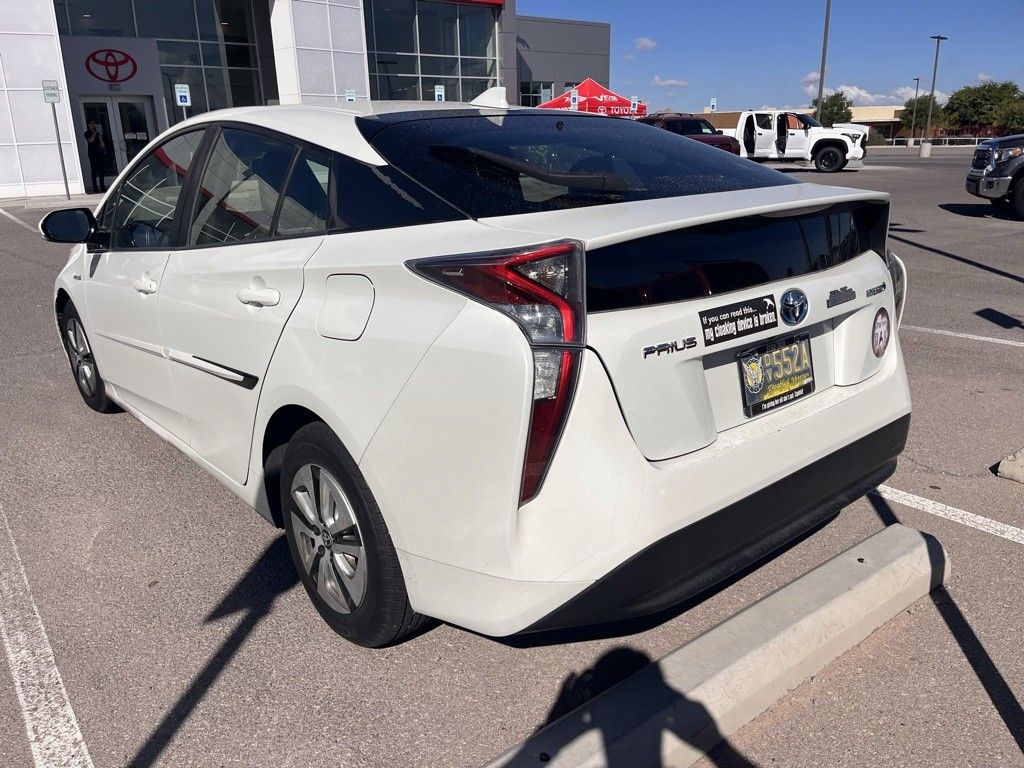 2016 Toyota Prius Four photo 4