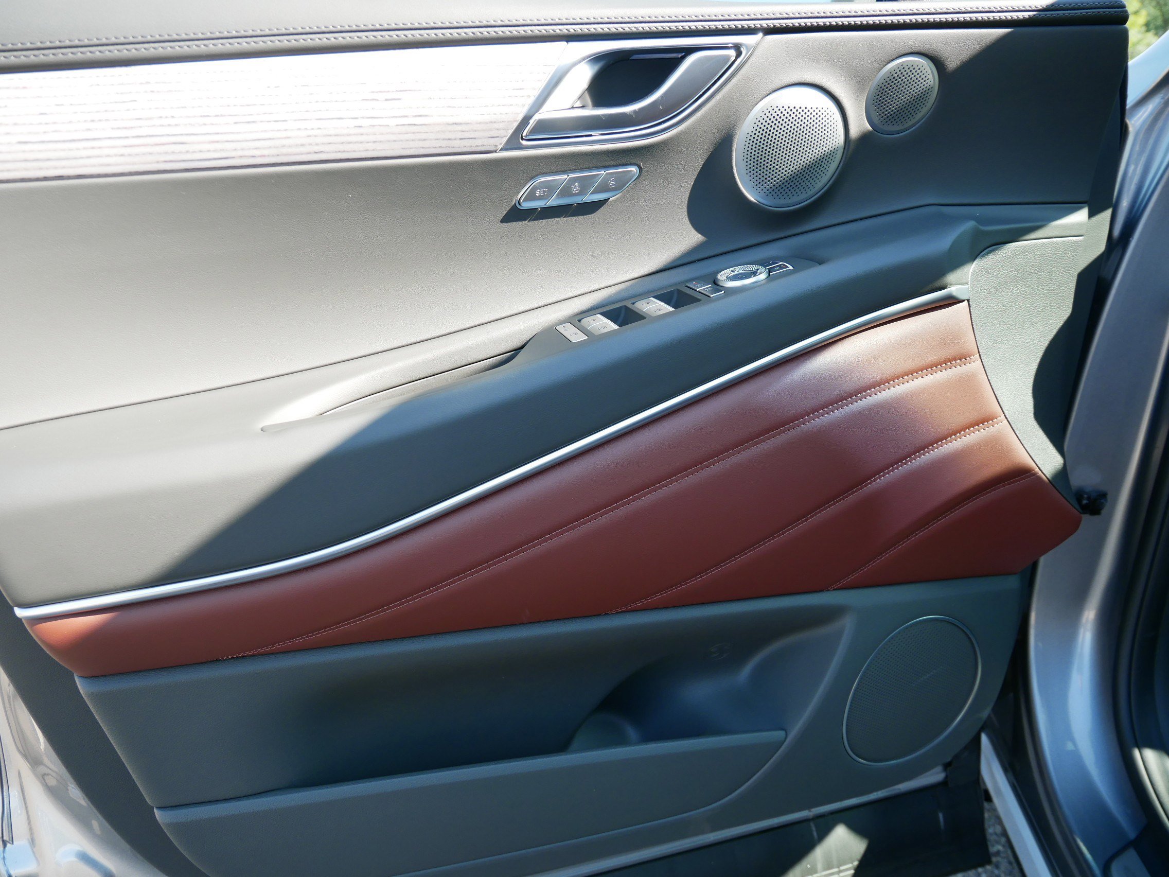 2025 Genesis GV80 Prestige AWD photo 4