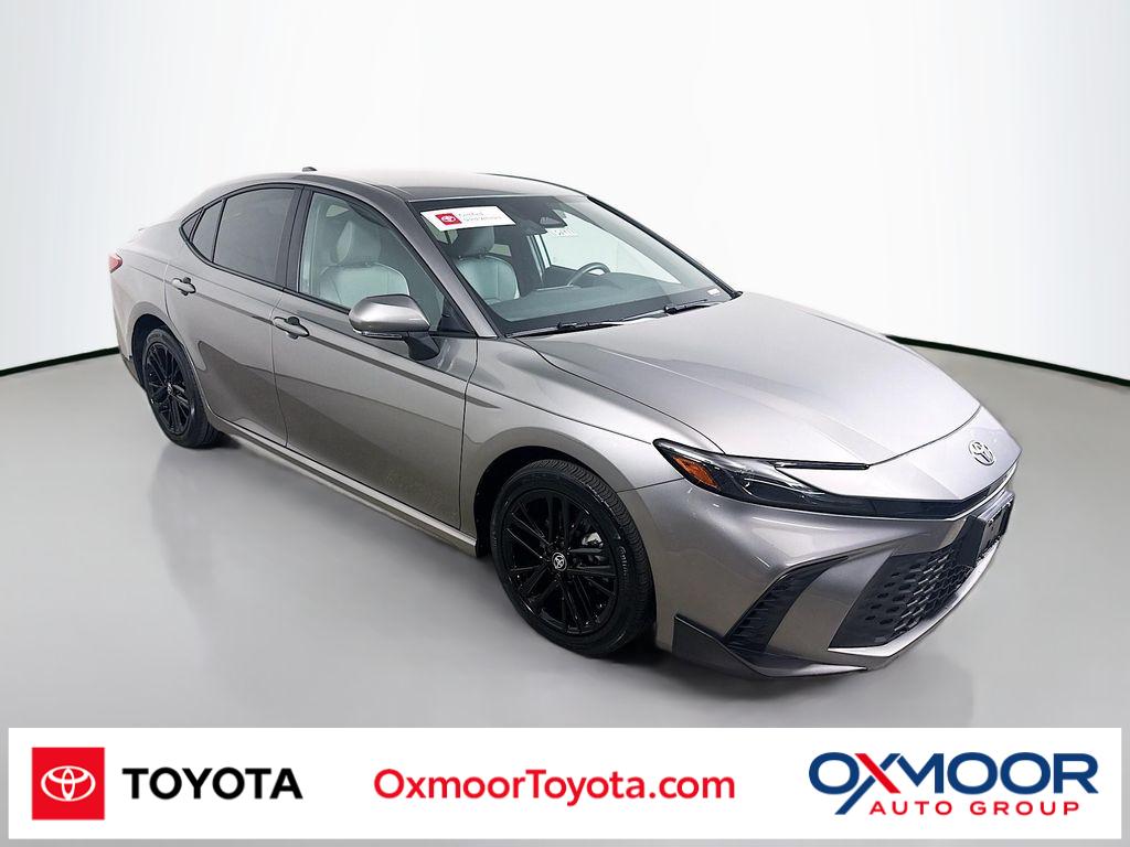 2025 Toyota Camry SE's photo
