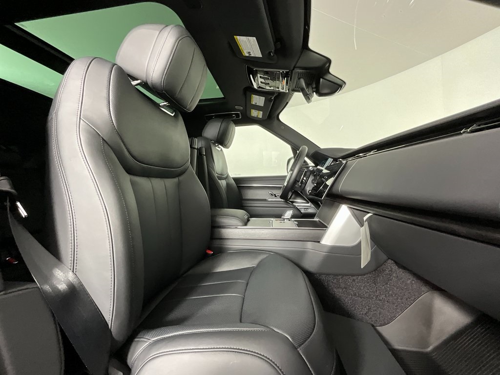 2025 Land Rover Range Rover SE photo 3
