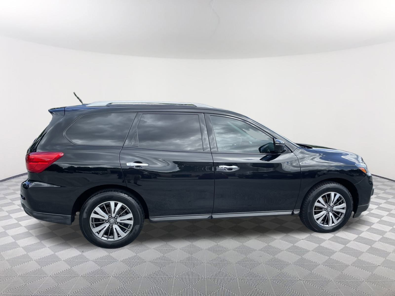 2018 Nissan Pathfinder LE photo 7