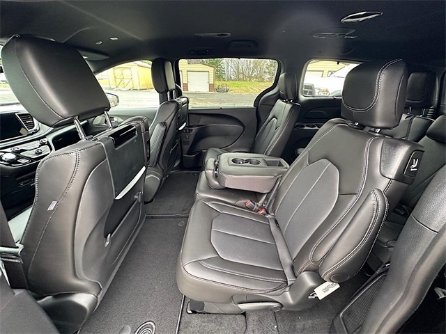 2025 Chrysler Pacifica photo 13