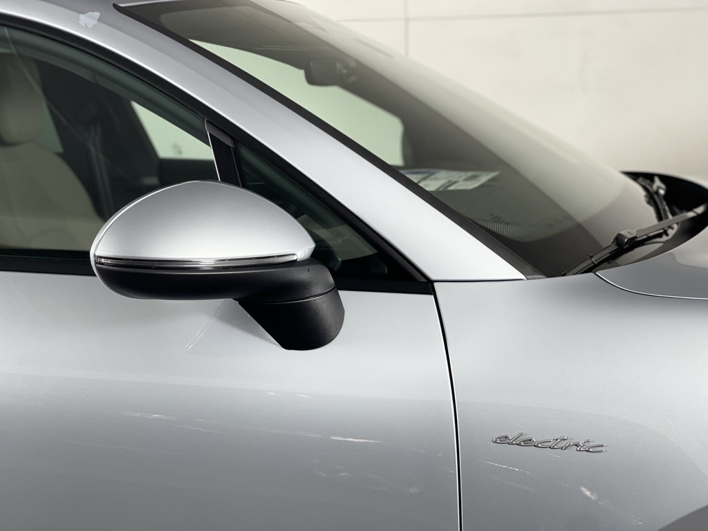 2025 Porsche Macan Electric 4 photo 13